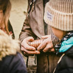 Eine Kryptex wird geöffnet.